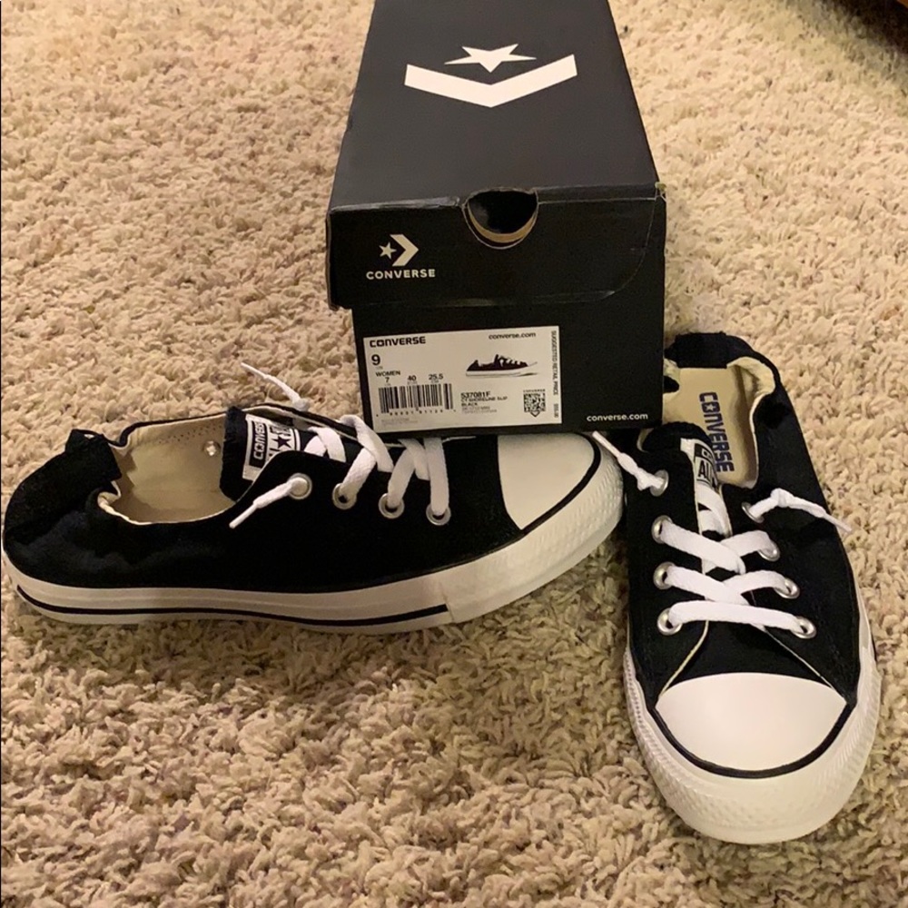 Brand new size 9-fit bigger- converse shoes